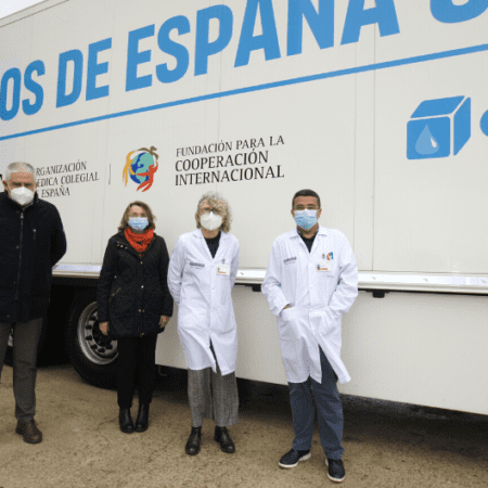Los médicos cargan en el Hospital de La Vila un segundo tráiler con ayuda humanitaria para Ucrania