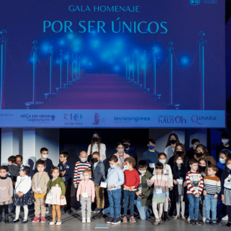 El Colegio de Médicos de Alicante concede el ‘carnet colegial especial’ a los niños que luchan contra el cáncer en la provincia